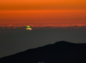 Zelené záblesky z Cerro Tololo v Čile. Credits: CTIO/NOIRLab/NSF/AURA/T. Slovinský/P. Horálek