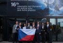 Česká výprava po vyhlášení výsledků 16. IOAA. Zprava: David Kománek (observer), Jakub Hadač, Martin Kudrna, Tomáš Patsch, Marco Souza de Joode (leader), Matouš Mišta, David Bálek a Tomáš Gráf (leader)Autor: oslovený kolemjdoucí fotoaparátem Davida Kománka, postprodukce – David Kománek.