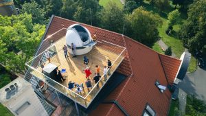 Nová pozorovací terasa na Fyzikálním ústavu v Opavě bude sloužit studentům a široké veřejnosti. Foto: Ondřej Smékal/FÚ v Opavě.