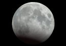 Simulační snímek maximální fáze zatmění Měsíce 28. října 2023. Zdroj: Petr Horálek/FÚ v Opavě/kniha Tajemná zatmění.