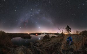 Zvířetníkové světlo (nevýrazný bílý kužel jdoucí ve středu obrázku vzhůru od obzoru) nad Sečskou přehradou v březnu roku 2020. V roce 2024 bude uprostřed něho jasným objektem planeta Jupiter. Foto: Petr Horálek.