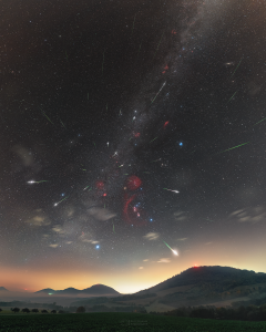 Maximum meteorického roje Orionidy v roce 2020 nad východoslovenskými sopkami. V roce 2024 bude při pozorování Orionid rušit svit Měsíce. Foto: Petr Horálek/Fyzikální ústav v Opavě.