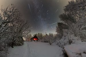 Maximum meteorického roje Geminid v roce 2018 nad Sečskou přehradou. Foto: Petr Horálek.