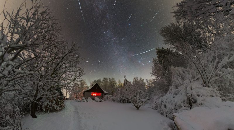 Maximum meteorického roje Geminid v roce 2018 nad Sečskou přehradou. Foto: Petr Horálek.