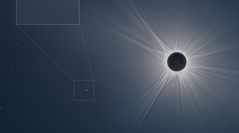 Širokoúhlý záběr sluneční korony spolu s kometou SOHO-5008 při úplném zatmění Slunce 8. dubna 2024 z mexického Duranga. Foto: P. Horálek/FÚ v Opavě, J. Kujal/ASHK, M. Hlaváč.