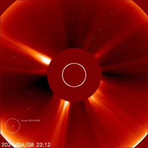 Kometa SOHO-5008 na snímku koronografu LASCO C2 družice SOHO. Foto: NASA/ESA.