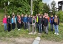 Účástníci finále u modelu planety Saturn při procházce Opavou městským modelem Sluneční soustav. Foto: Jan Hladík/FÚ v Opavě.