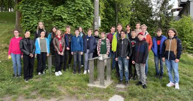 Účástníci finále u modelu planety Saturn při procházce Opavou městským modelem Sluneční soustav. Foto: Jan Hladík/FÚ v Opavě.