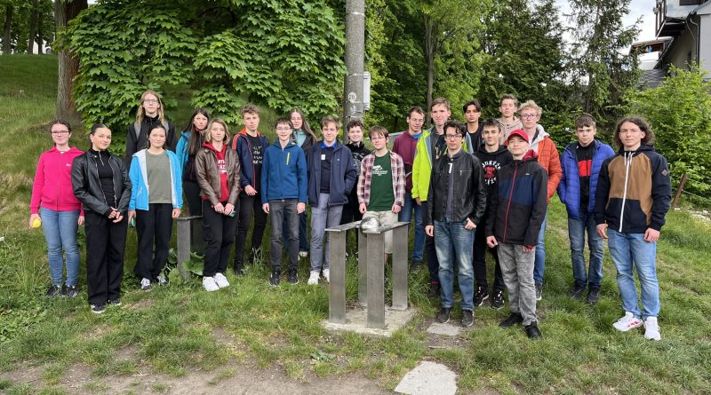 Účástníci finále u modelu planety Saturn při procházce Opavou městským modelem Sluneční soustav. Foto: Jan Hladík/FÚ v Opavě.