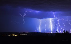 Bouřkové výboje nad Prahou. Foto: Petr Horálek