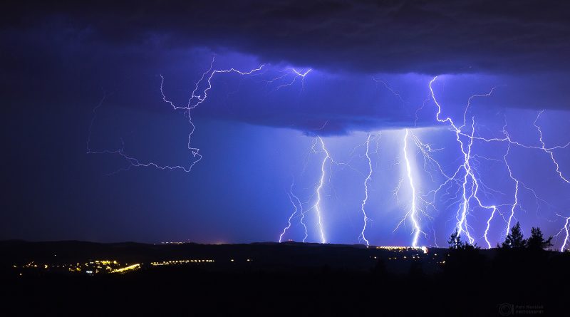 Bouřkové výboje nad Prahou. Foto: Petr Horálek