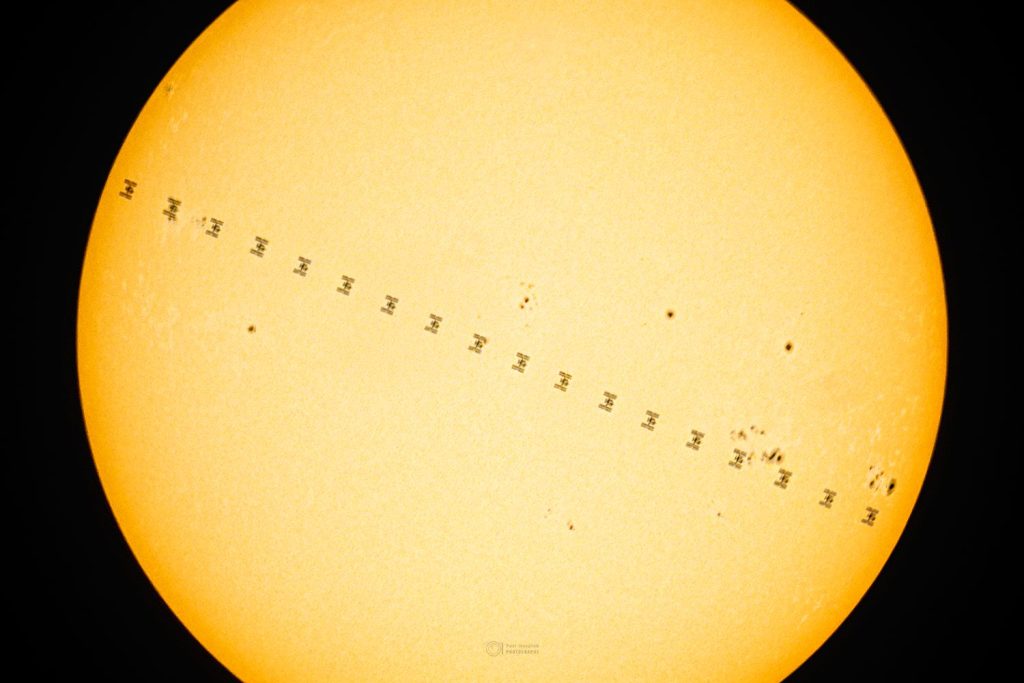 Mezinárodní kosmická stanice ISS před Sluncem 13. srpna 2025 z obce Habřinky na Pardubicku. Foto: Petr Horálek, FÚ SLU v Opavě.