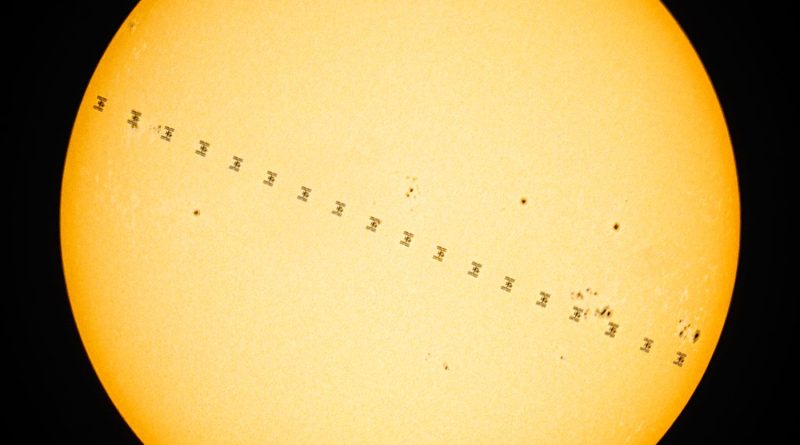 Mezinárodní kosmická stanice ISS před Sluncem 13. srpna 2025 z obce Habřinky na Pardubicku. Foto: Petr Horálek, FÚ SLU v Opavě.