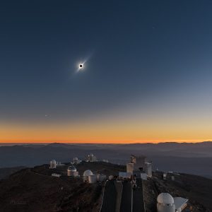 Úplné zatmění Slunce nízko nad obzorem 2. července 2019. Podobný pohled se naskytne pozorovatelům ve Španělsku 12. srpna 2026. Foto: Petr Horálek/ESO.