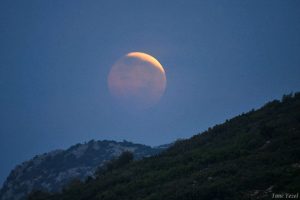 Zapadající výrazné částečné zatmění Měsíce. Foto: Tunç Tezel/TWAN.