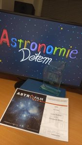 Seriál Astronomie Dětem studentky Lenky Drobné získal ocenění na festivalu Astrofilm 2025. Zdroj: FÚ v Opavě.