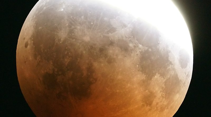 Částečné zatmění Měsíce. Foto: George Georgatos,.