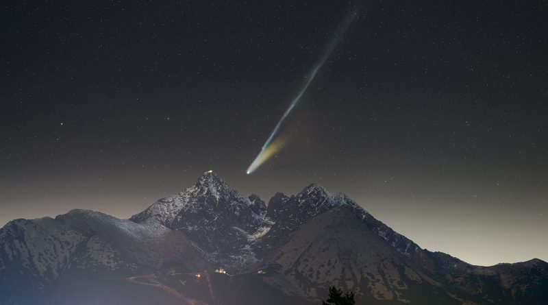 Kometa Lemmon za Lomnickým štítem. Foto: Róbert Barsa.