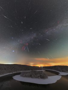Geminidy vylétající ze souhvězdí Blíženců nad Sečskou přehradou v roce 2018. Foto: Petr Horálek.