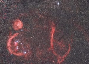 Na zimní obloze se rozprostírá jeden z nejpozoruhodnějších, a přesto lidským okem neviditelných útvarů v našem kosmickém okolí, akzvaná Superbublina Orion–Eridanus. Foto: Jakub Kuřák/KaL.