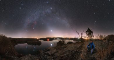 Kužel zvířetníkového světla sahající až k oblouku Mléčné dráhy v březnu 2020 (jasný objekt je planeta Venuše). Na obzoru bohužel září také světelné znečištění z měst, kvůli kterému je pozorování zvířetníkového světla čím dál obtížnější. Foto: Petr Horálek.