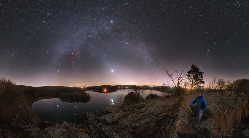 Kužel zvířetníkového světla sahající až k oblouku Mléčné dráhy v březnu 2020 (jasný objekt je planeta Venuše). Na obzoru bohužel září také světelné znečištění z měst, kvůli kterému je pozorování zvířetníkového světla čím dál obtížnější. Foto: Petr Horálek.