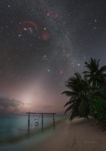 Neostrý kužel zvířetníkového světla tyčící se nad obzorem po soumraku nad maledivským ostrovem Thoddoo. Foto: Petr Horálek/Fyzikální ústav v Opavě.