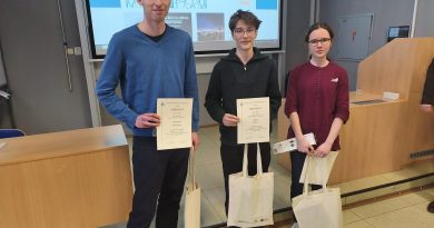 První tři nejlepší řešitelé 23. ročníku Astronomické olympiády v kategorii AB. Na fotografii zleva: Vojtěch Černý (3. místo), Alex Faivre (1. místo) a Anita Vaceková (2. místo). Foto R. Křížová.