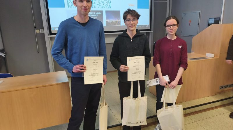 První tři nejlepší řešitelé 23. ročníku Astronomické olympiády v kategorii AB. Na fotografii zleva: Vojtěch Černý (3. místo), Alex Faivre (1. místo) a Anita Vaceková (2. místo). Foto R. Křížová.