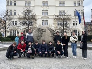 Procházka Opavou zavedla finalisty také k artefaktu „Koule“ před budovou radnice, z jejíž velikosti je odvozeno měřítko městského modelu Sluneční soustavy, viz také Solarsystemopava.webnode.cz. Foto: J. Hladík.