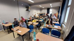 Soutěžící v posluchárně Fyzikálního ústavu Slezské univerzity v Opavě před zahájením řešení úloh teoretického kola ve čtvrtek dopoledne. Foto: Tomáš Gráf/FÚ v Opavě