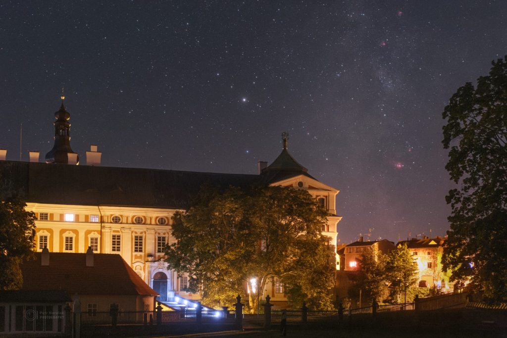 Noční obloha nad Klášterem Broumov. Foto: Petr Horálek