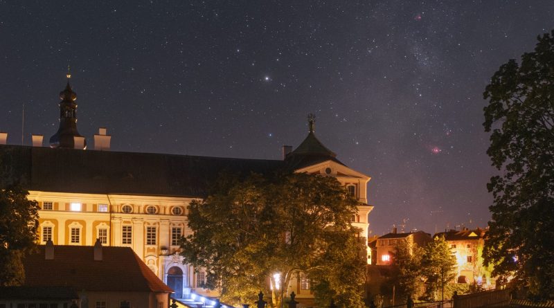 Noční obloha nad Klášterem Broumov. Foto: Petr Horálek