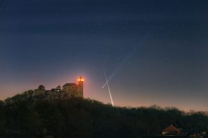 Kometa C/2025 R3 PanSTARRS a jasný bolid za Kunětickou horou v sobotu 18. dubna 2026. Foto: Josef Kujal/ASHK a Petr Horálek/FÚ v Opavě.