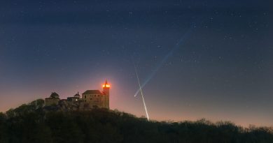 Kometa C/2025 R3 PanSTARRS a jasný bolid za Kunětickou horou v sobotu 18. dubna 2026. Foto: Josef Kujal/ASHK a Petr Horálek/FÚ v Opavě.
