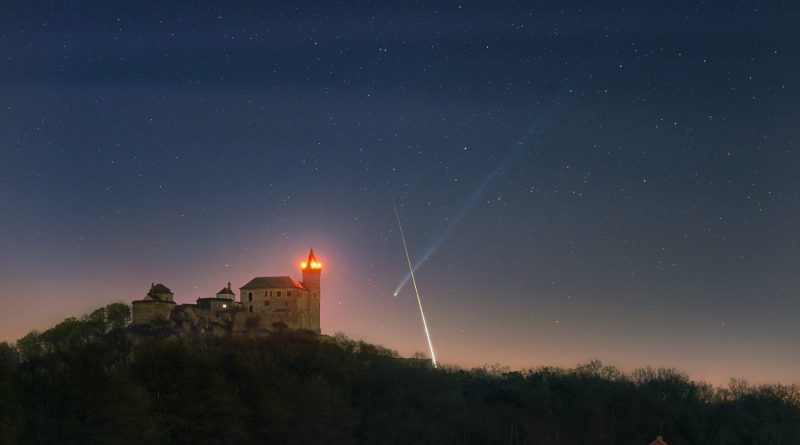 Kometa C/2025 R3 PanSTARRS a jasný bolid za Kunětickou horou v sobotu 18. dubna 2026. Foto: Josef Kujal/ASHK a Petr Horálek/FÚ v Opavě.
