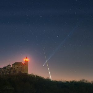 Ohon komety C/2025 R3 PanSTARRS a jasný bolid za Kunětickou horou v sobotu 18. dubna 2026. Foto: Josef Kujal/ASHK a Petr Horálek/FÚ v Opavě.