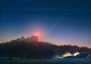 Kometa C/2025 R3 PanSTARRS za Kunětickou horou v sobotu 18. dubna 2026 za úsvitu. Foto: Petr Horálek/FÚ v Opavě.