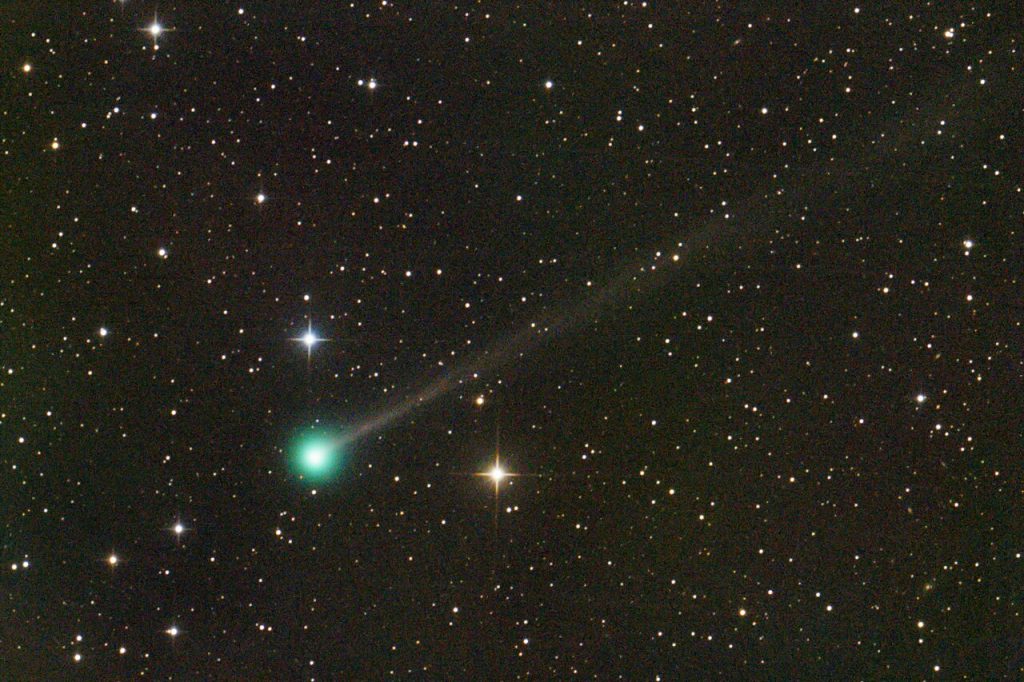 Kometa C/2026 A1 (PanSTARRS) zaznamenaná 28. března 2026 na Krétě. Foto: Dimitrios Katevainis.