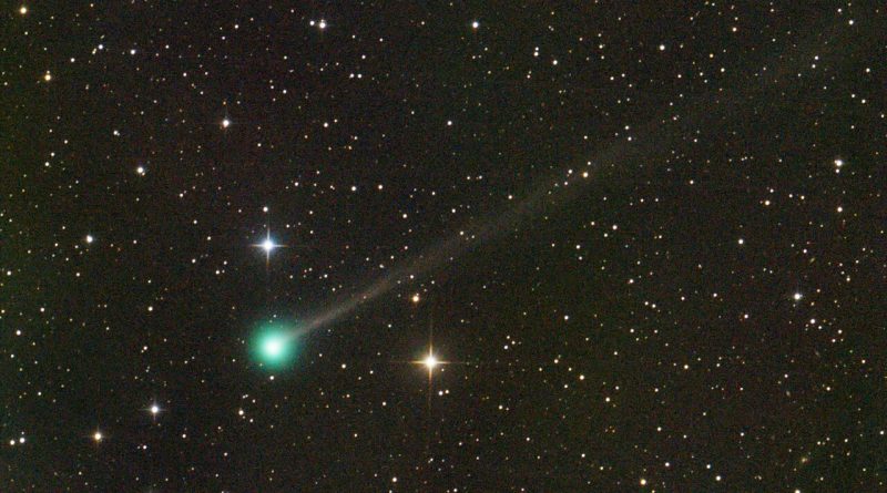 Kometa C/2026 A1 (PanSTARRS) zaznamenaná 28. března 2026 na Krétě. Foto: Dimitrios Katevainis.