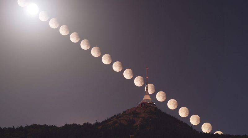 Sekvence částečného zatmění Měsíce 18. září 2024 za Ještědem. Foto: Daniel Kurtin/KaL.