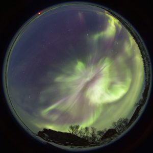 Celooblohový snímek mimořádně jasné a dynamické polární záře v polovině března u zamrzlého jezera Torneträsk v severním Švédsku. Foto: Daniel Kurtin/KaL.