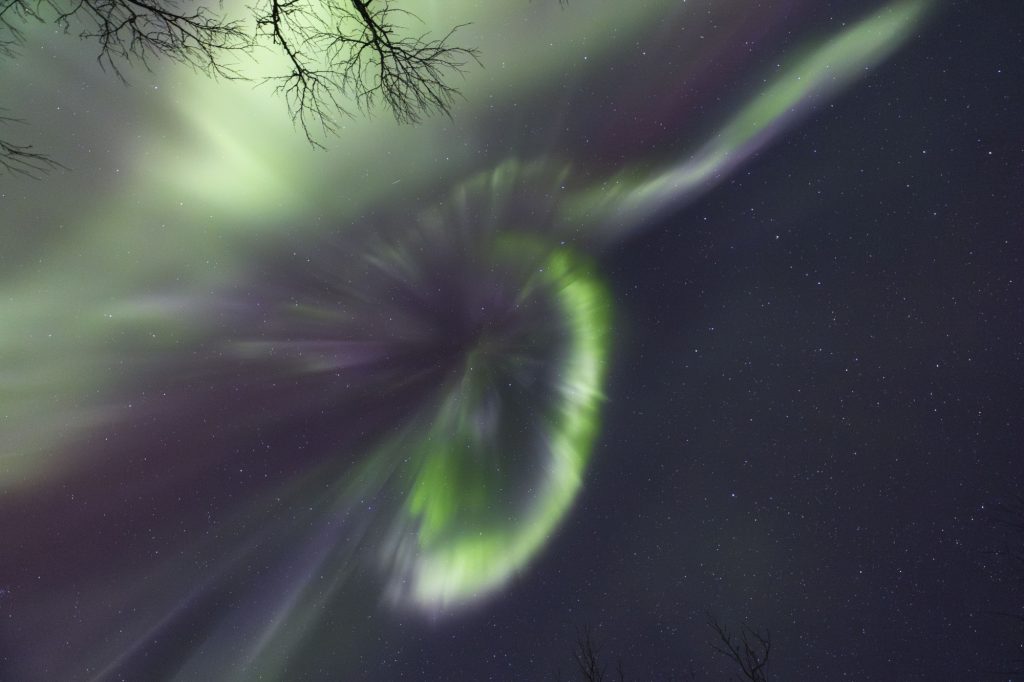 Úchvatný pohled k tančící polární záři v nadhlavníku v severním Švédsku. Foto: Daniel Kurtin/KaL.