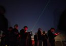 Finalisté na terase univerzitní observatoře WHOO! při řešení úloh pozorovacího kola. Foto David Kománek.