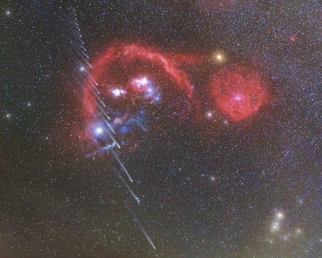 Astronomický snímek dne NASA "Kometa R3 PanSTARRS v průběhu času". Foto: Martin Mašek/FÚ AV ČR, Jakub Kuřák/KaL ČAS