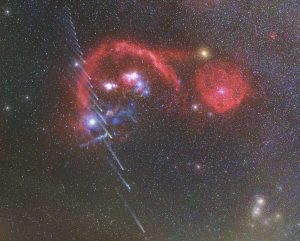 Astronomický snímek dne NASA "Kometa R3 PanSTARRS v průběhu času". Foto: Martin Mašek/FÚ AV ČR, Jakub Kuřák/KaL ČAS