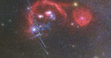 Astronomický snímek dne NASA "Kometa R3 PanSTARRS v průběhu času". Foto: Martin Mašek/FÚ AV ČR, Jakub Kuřák/KaL ČAS