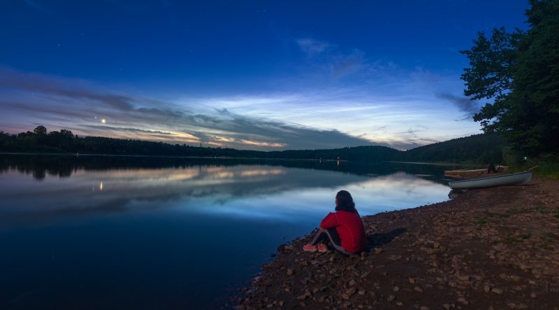Noční svítící oblaka a dvojice jasných planet nad Sečskou přehradou v červnu roku 2015. Foto: Petr Horálek/FÚ v Opavě.