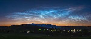 Noční svítící oblaka 23. června 2024 nad obcí Záhradné na východě Slovenska. Foto: Petr Horálek/Fyzikální ústav v Opavě.