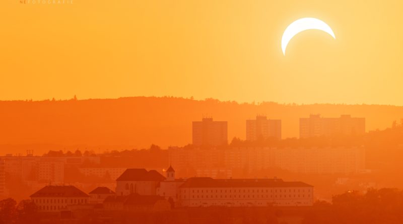 Ilustrační obrázek maximální fáze částečného zatmění Slunce 12. srpna 2026 nad Českem. Autor: Pavel Gabzdyl (www.pavelgabzdyl.com)